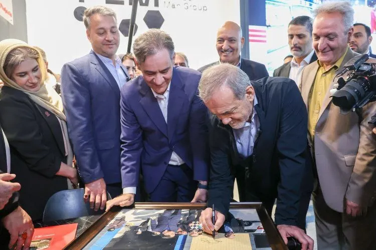 President Pezizkian visits the Oil Exhibition 03