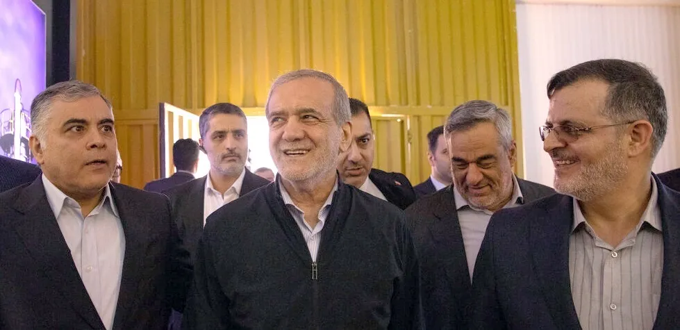 رئیس جمهور پزشکیان در بازدید از نمایشگاه نفت 1404: "تحریمها ما را به خودباوری نزدیکتر کرد" 1 رئیس جمهور پزشکیان در بازدید از نمایشگاه نفت 03 - Pezeshkian visits 1404 oil exhibition